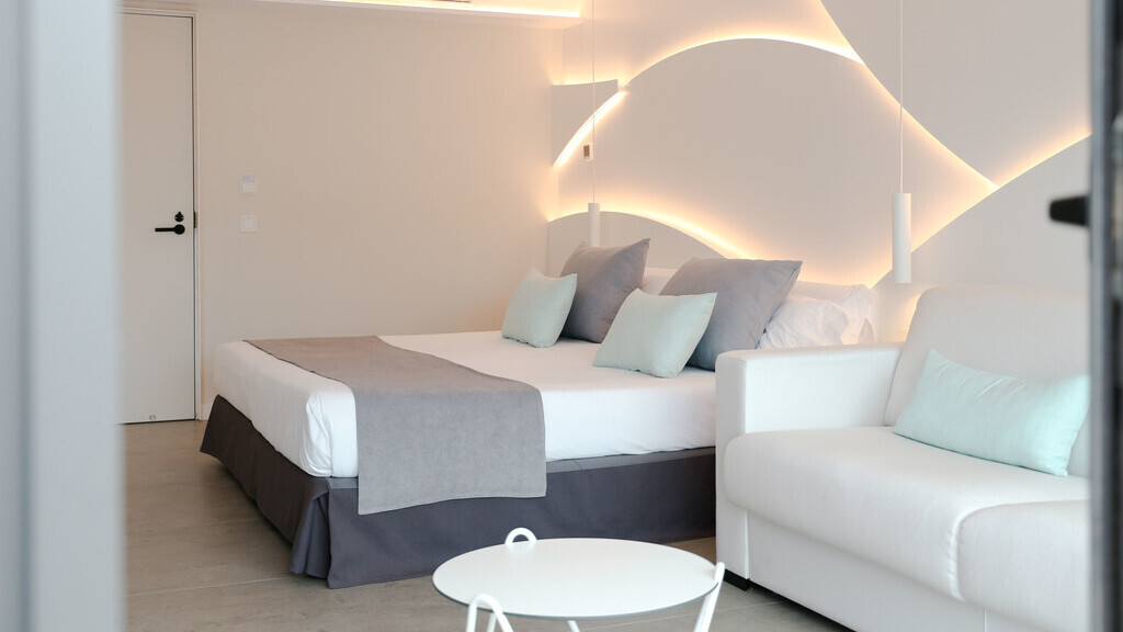 NATURE SUITE WITH HYDROMASSAGE ON THE TERRACE 